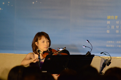 小提琴家演奏專注神情