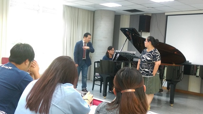 針對學生演奏歌劇選粹時，演奏節拍的指正