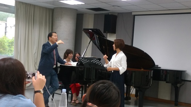 說明莫札特習慣寫作高音時變弱的音量，而低音則較強