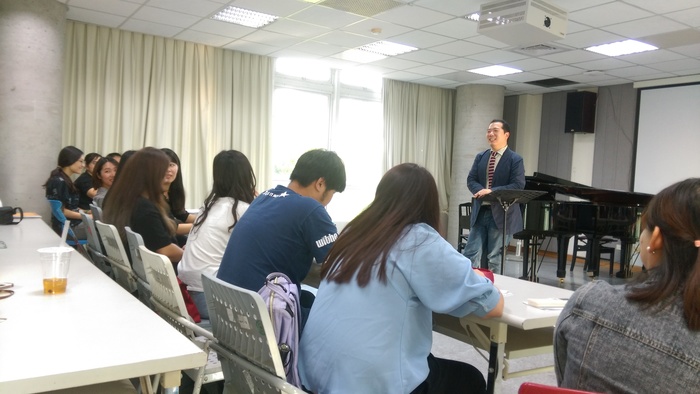 徐老師在社團中分享歌劇教練職責