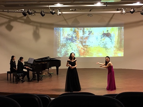 本所學生王姵云與DictionLab歌者劉杏杏、司徒蒨合作演出