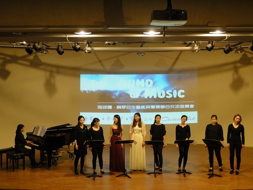 與臺北市立大學聲樂組同學一起演唱「Oh! Happy Day!」（本所教師蘇俐方擔任鋼琴合作）