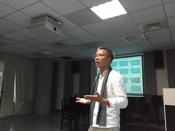 陳室融老師以圖表作為輔助，分享其哲學性思維之路線與模式